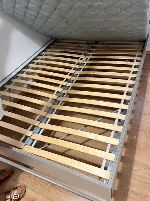 Cama de casal com colhcao incluido