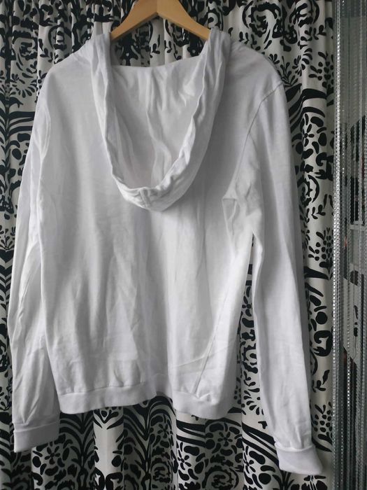 biała bluza z kapturem i słuchawkami by o la la