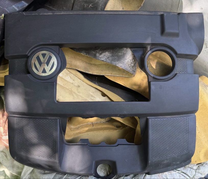 Кришка двигуна Volkswagen Skoda 1.6 MPI Caddy Touran Golf