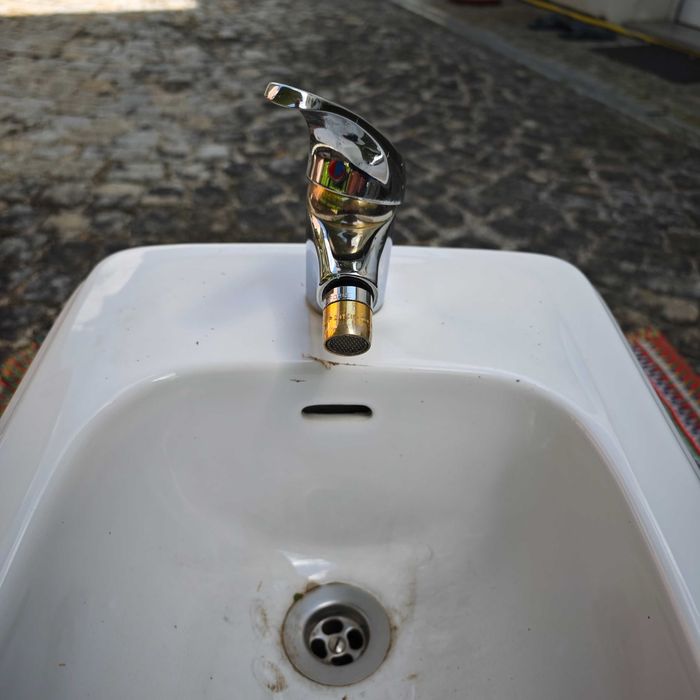 Bidé com torneira, marca INDUSA