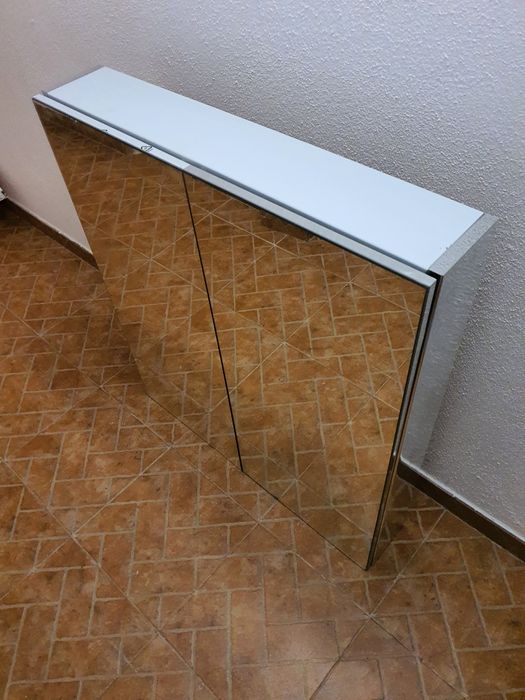 Farmácia com duas parteleiras