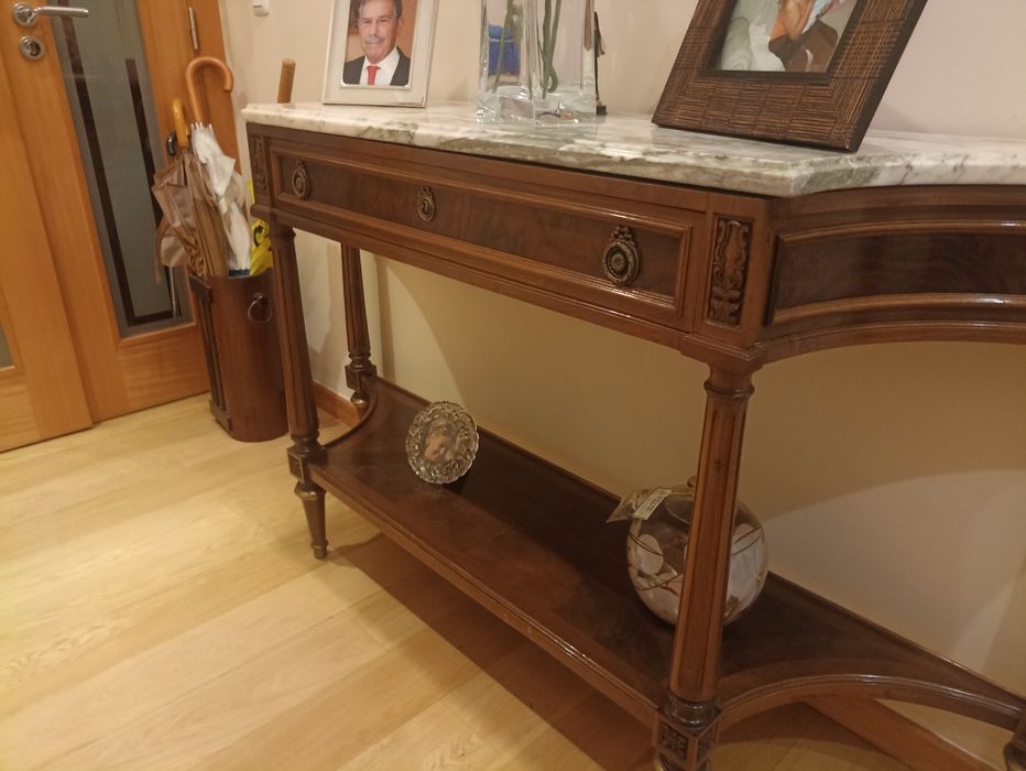 Móvel em madeira maciça e espelho