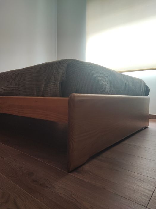 Cama, colchão, cabeceira e mesas de cabeceira em madeira maciça