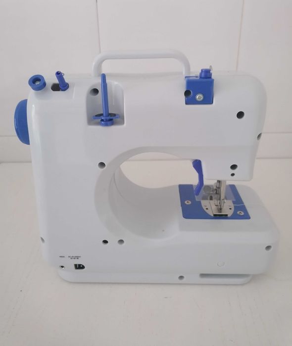 Máquina costura portátil Incasa 220v e pilhas