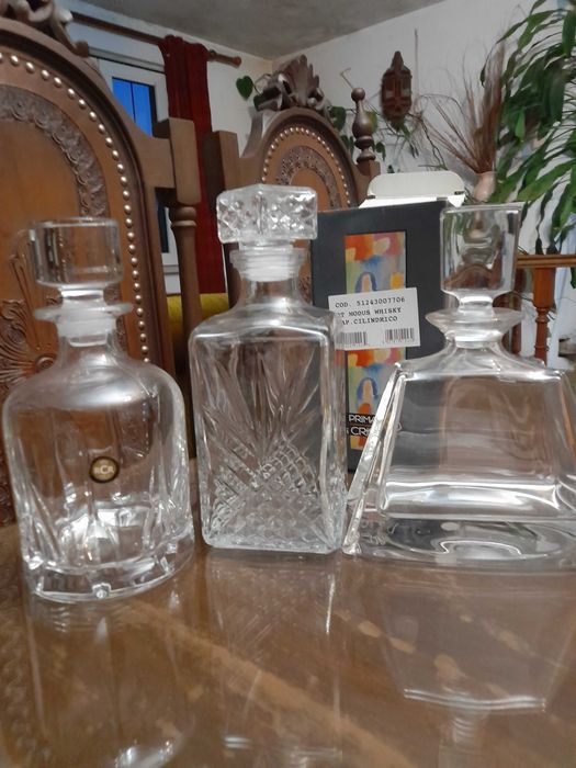 Três belas garrafas de cristal novas