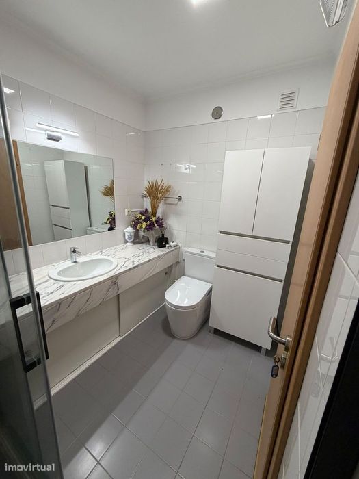 Apartamento T2 com Varanda e Garagem em Telheiras