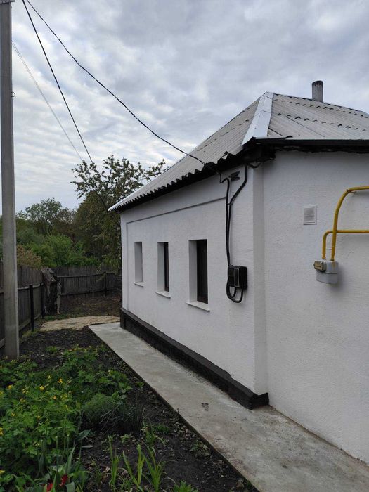 Продається будинок та земляна ділянка в Опішні