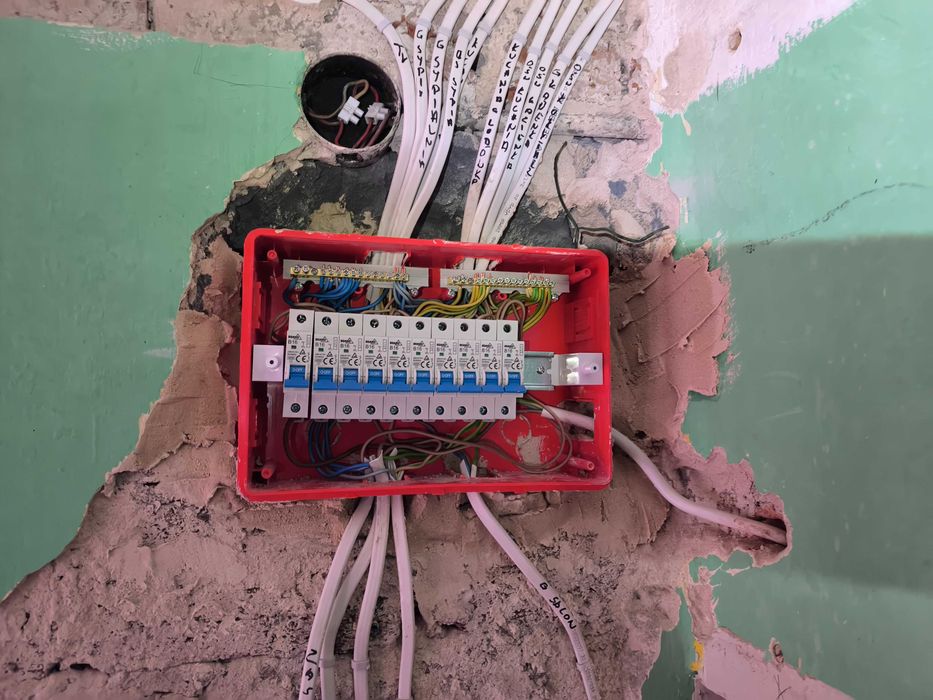 Drobne naprawy elektryczne i montaż | Inspekcja dachu dronem | Szybka pomoc