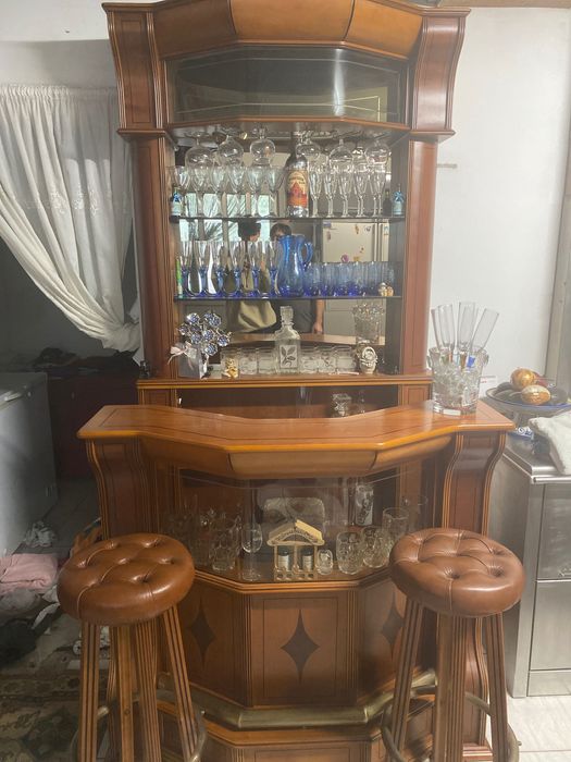 Bar com dois bancos em cerejeira