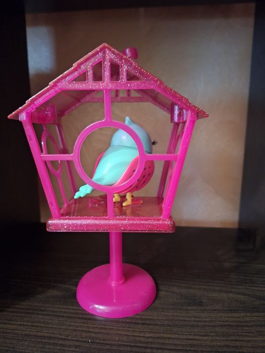 Пташка в клітці видає звуки пташки