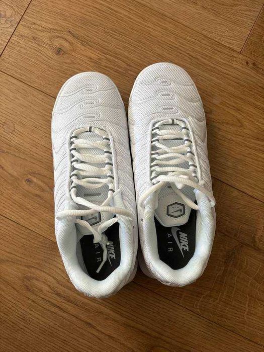 Pasuje bardzo dobrze do ubrań. Rozmiar.37.5