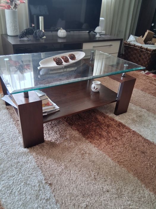 Mesa de centro em otimo estado, em madeira e vidro.