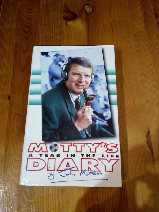 Sprzedam książkę z autografem John Motson