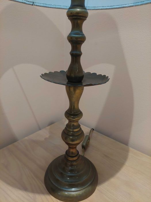 Candeeiro com abajur clássico