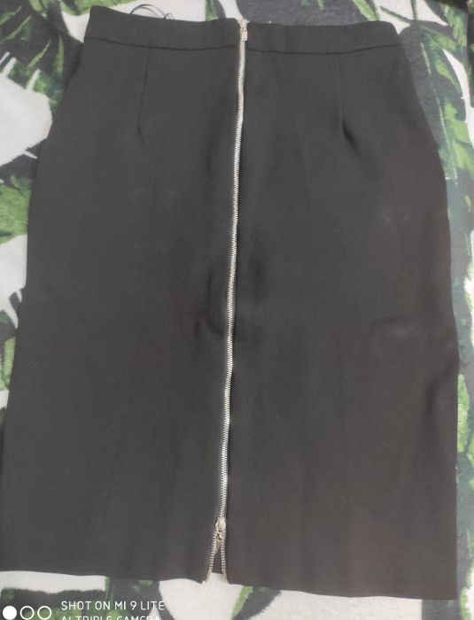 Piękna bandażowa seksowna spódnica Reserved 34 XS czarna z zamkiem