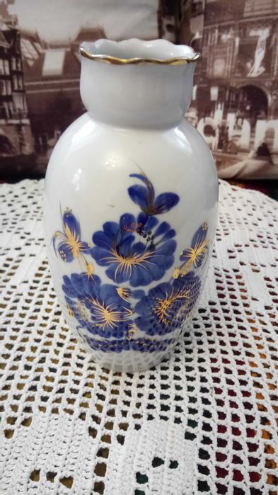 Различные вазы для цветов.