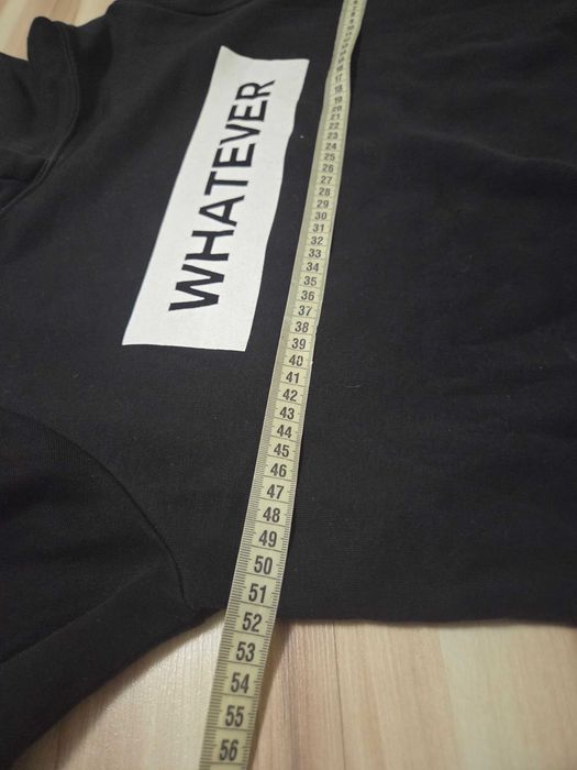 Bluza z kapturem krótka whatever z nadrukiem ginatricot