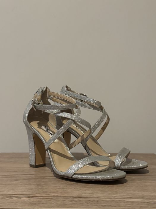 Nina New York Silver Glitter Rhinestone Strappy Flared Block Heel Sandals buty na obcasie