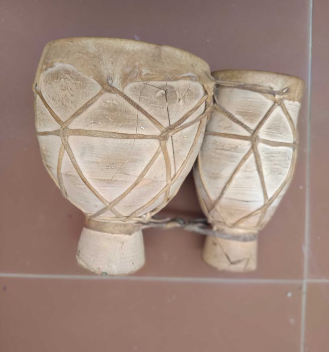 Escaravelho egípcio pedra(20) e tambor marroquino barro primitivo(50)