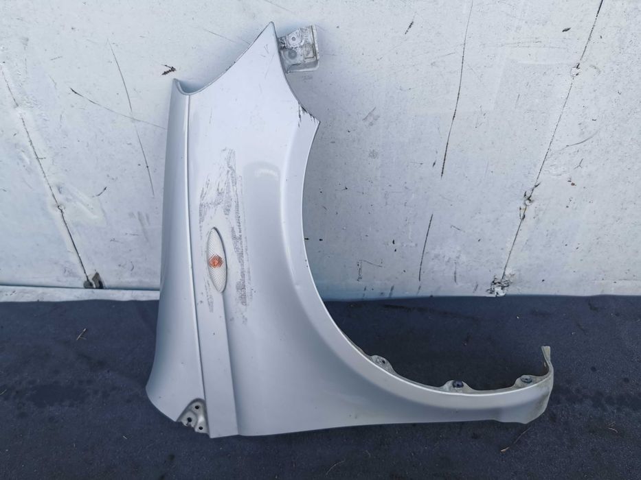 toyota yaris I 99-05 błotnik prawy blotnik