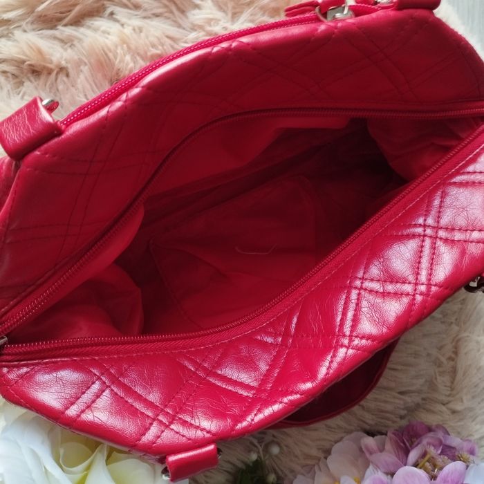 Elegancka czerwona torebka Atmosphere z łańcuszkami i kieszonkami – id