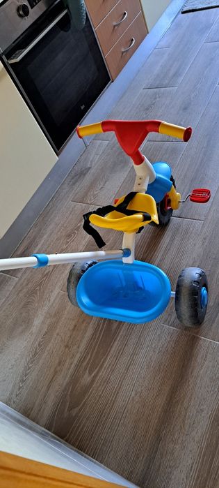 Triciclo com cesto e suporte de empurrar