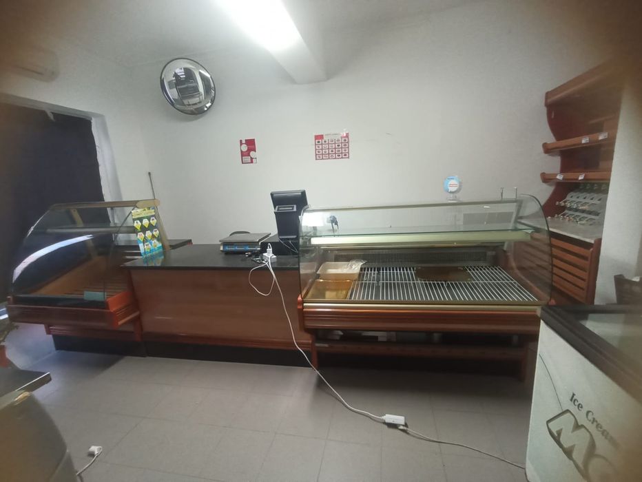 Balcão de frio com tampo em granito com móvel de pão incorporado