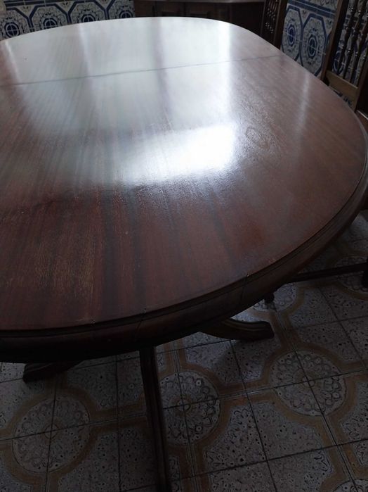 Mesa de jantar com seis cadeiras
