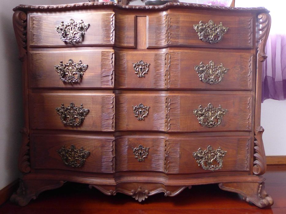 Quarto completo com oferta de candeeiros, estrado e colchão. Estilo D. João V