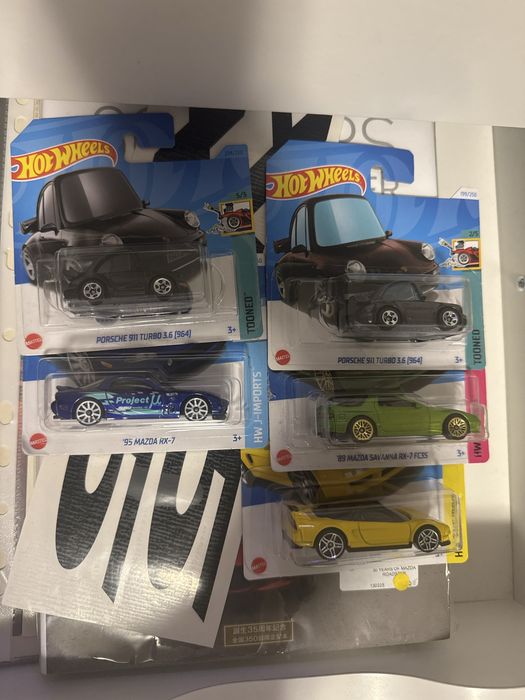 Hot wheels variados