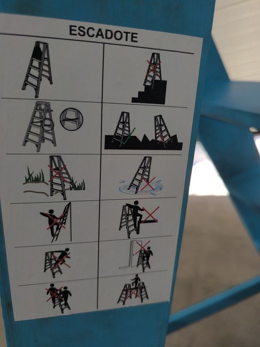 Escadote de Madeira Maciça – Robusto / Uso doméstico 4 Degraus