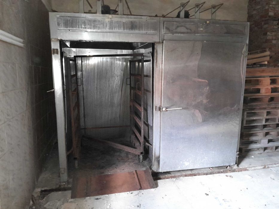 Фаршемешалка. Камера коптильная. Стол холодильный. Шприц колбасний.