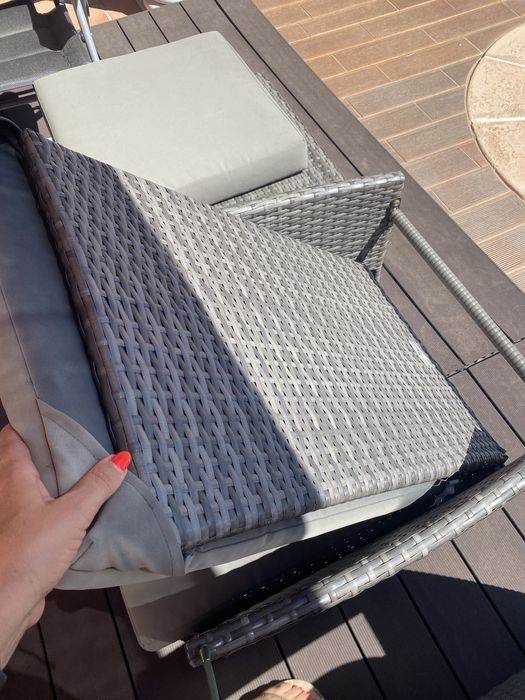 Cadeira e nesa de apoio em ratan cinza exterior