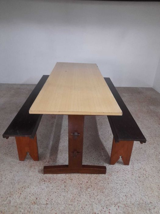 Mesa e bancos corridos