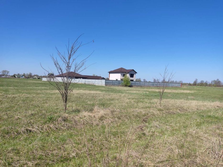 Продається ділянка під забудову, біля лісу і озер.