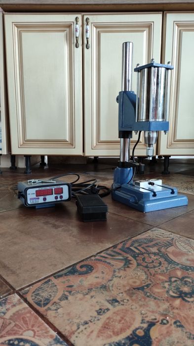 Прес закльопачник електричний