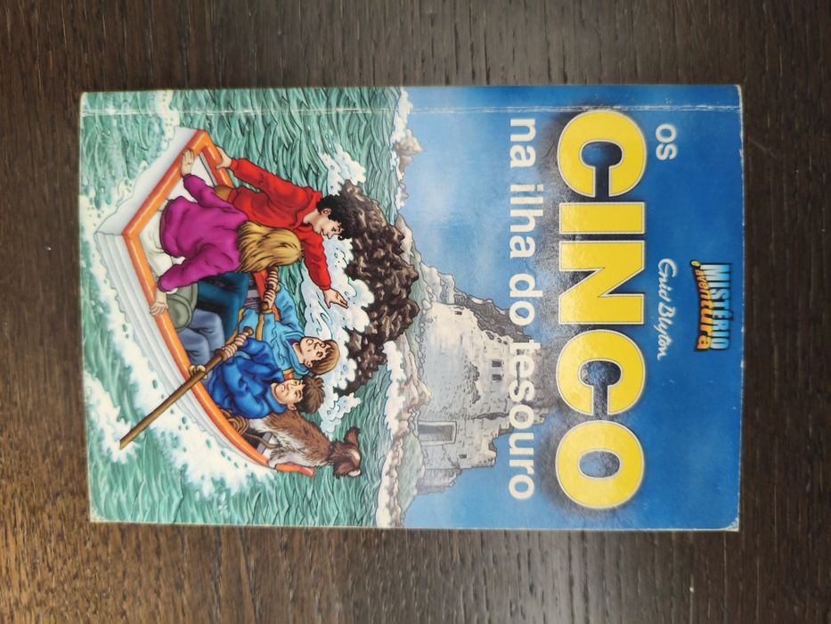 Livros diversos em bom estado