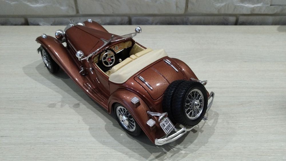 Колекційна модель Mercedes Benz в масштабі 1/20
