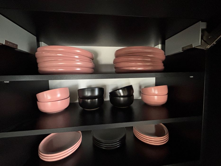 Zastawa czarno-różowa komplet