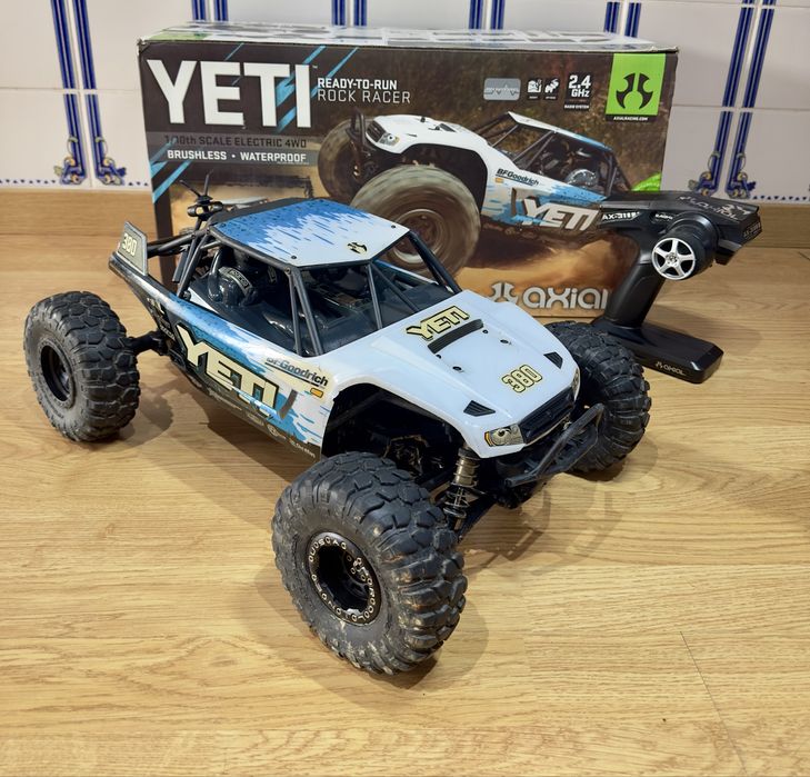 RC crawler Axial