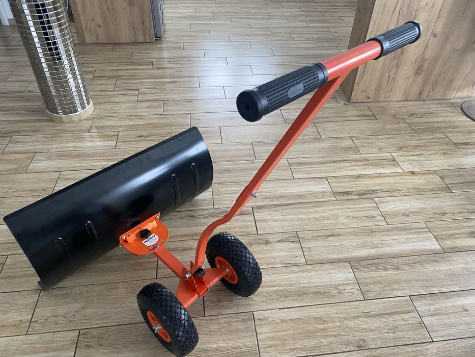 Plug do sniegu FUXTEC na kolach ergonomiczny 75 cm