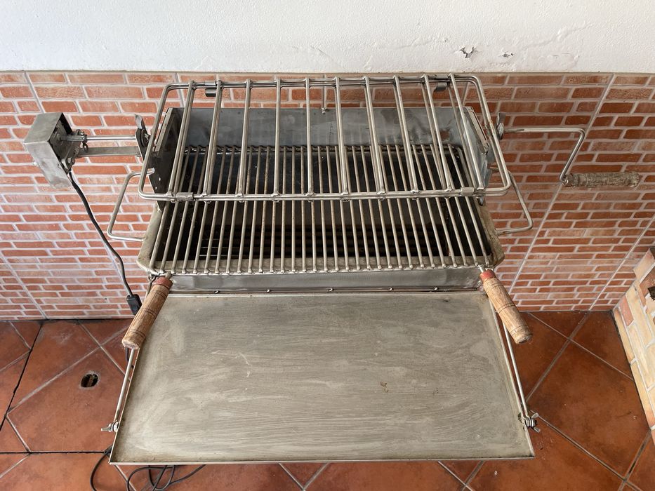 Churrasqueira INOX a carvão com grelha e motor