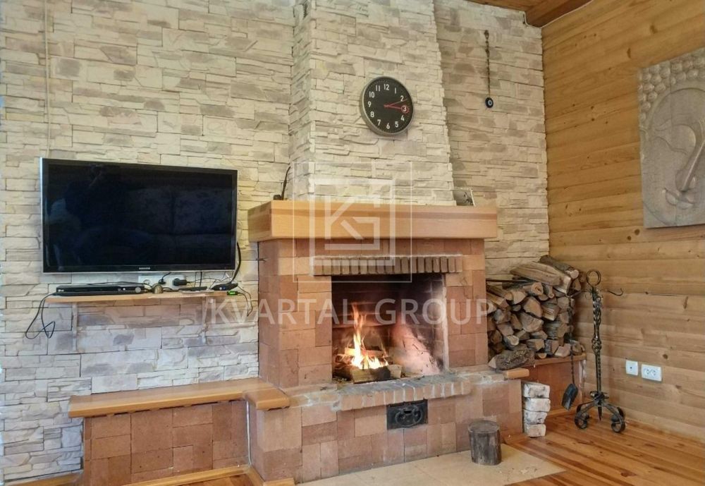 Будинок біля лісу та озера