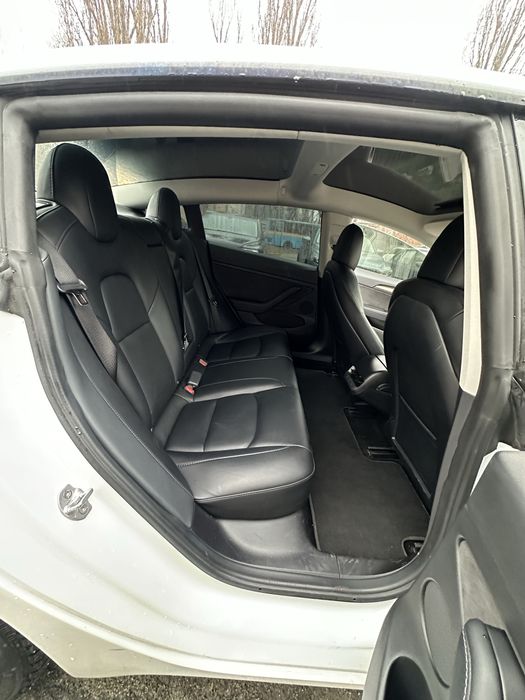 Оренда Tesla Model 3 Long Range у Києві для таксі або особистих потреб