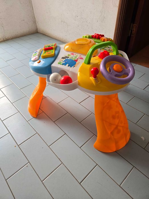 Mesa de atividades interativas para bebé