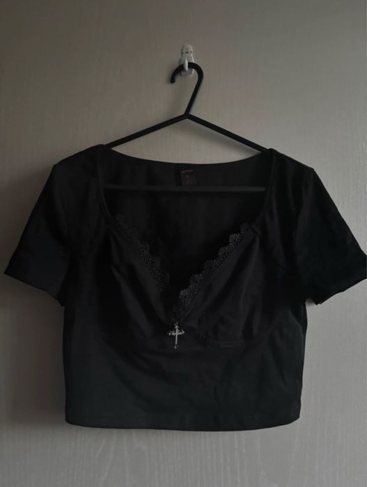 czarny cropp top z krzyzykiem