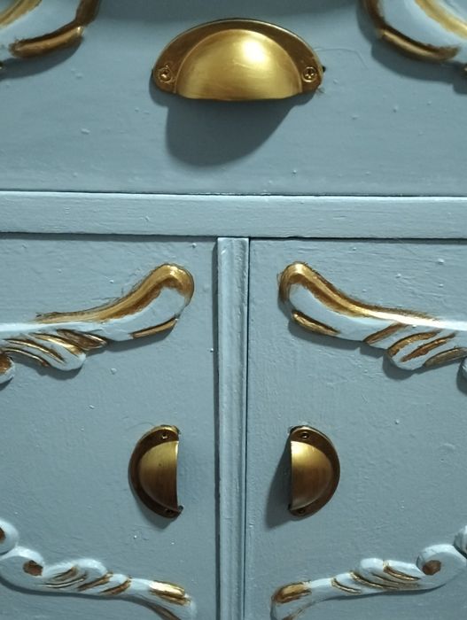 Mesas de cabeceira antigas.