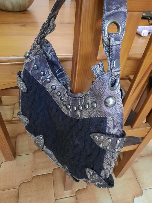 Bolsa em malha, com aplicações metálicas