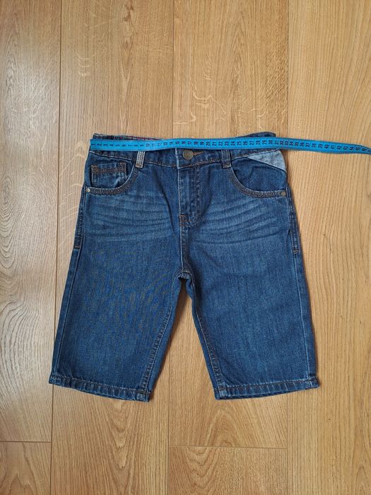 Красная футболка и синие джинсовые