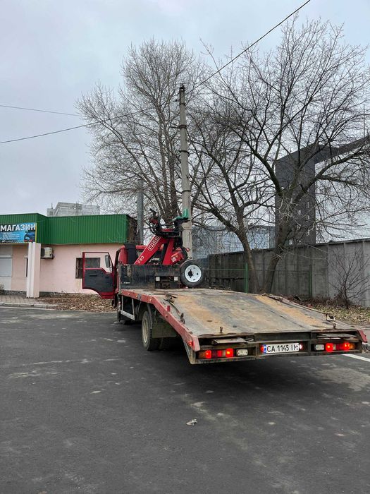 Великий евакуатор з потужним краном/маніпулятором